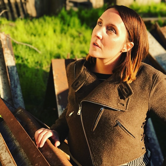 Meet your Posher, Stephanie - Picture 2 of 2